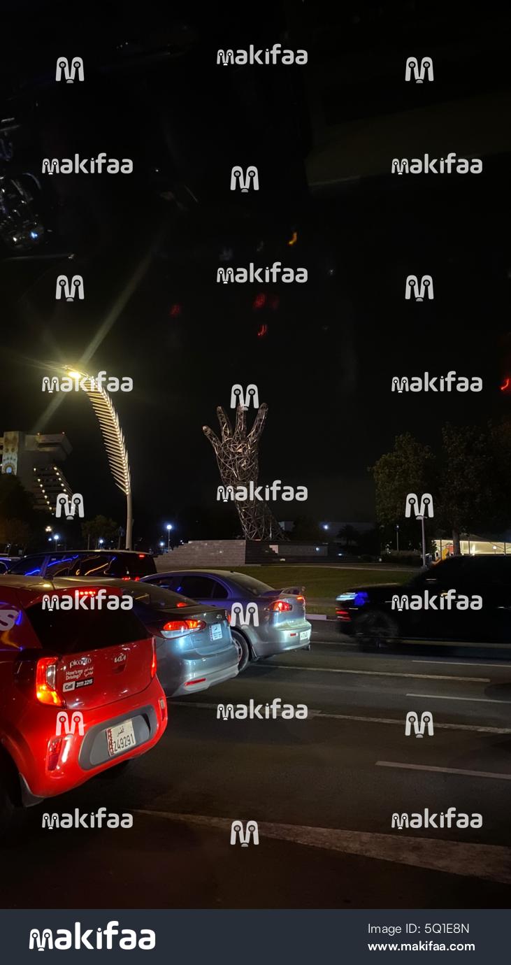Magari yakipitisha sanamu ya mkono usiku.