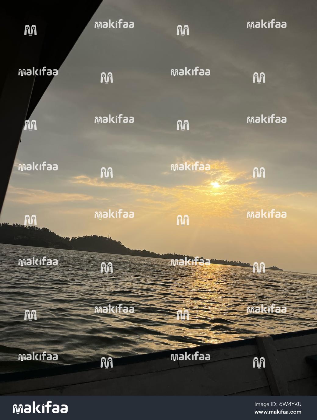 Vue du lac Kivu au coucher du soleil