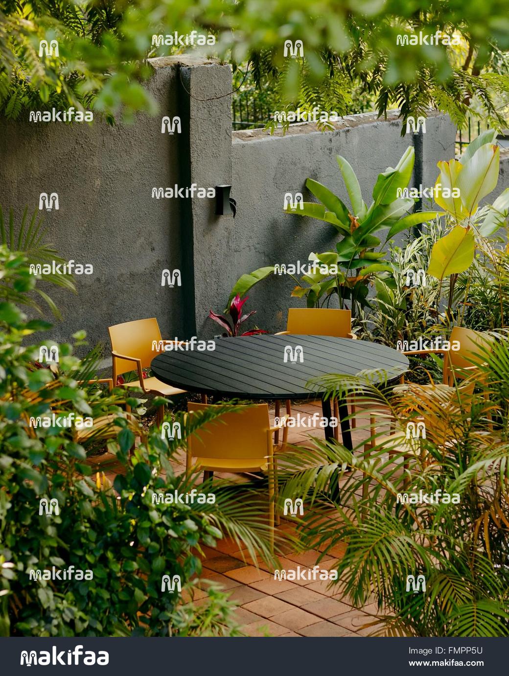 Salon extérieur au coeur d&#39;un jardin