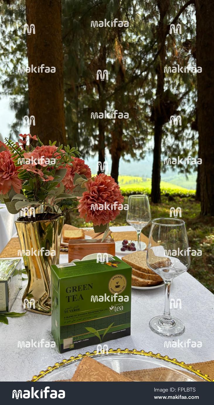 Table dressée dans un jardin avec vue sur le lac