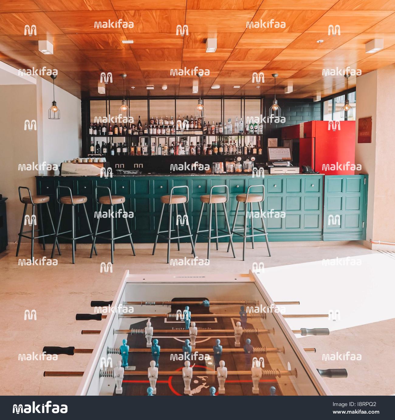 Bar elegante con zona de ocio integrada