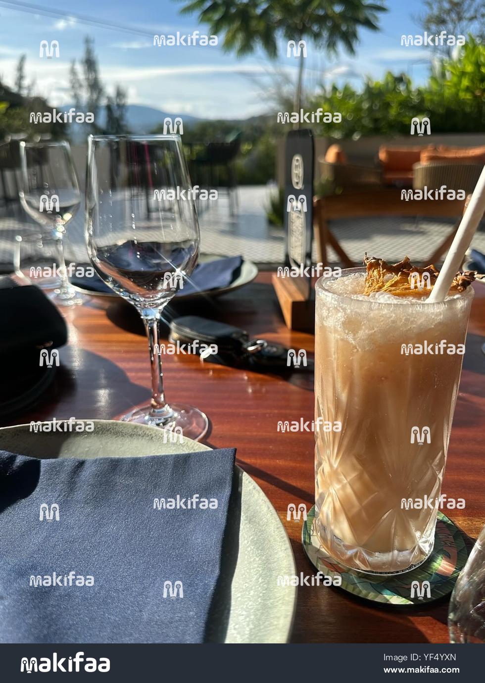 Seti ya meza na glasi ya kinywaji cha creamy 