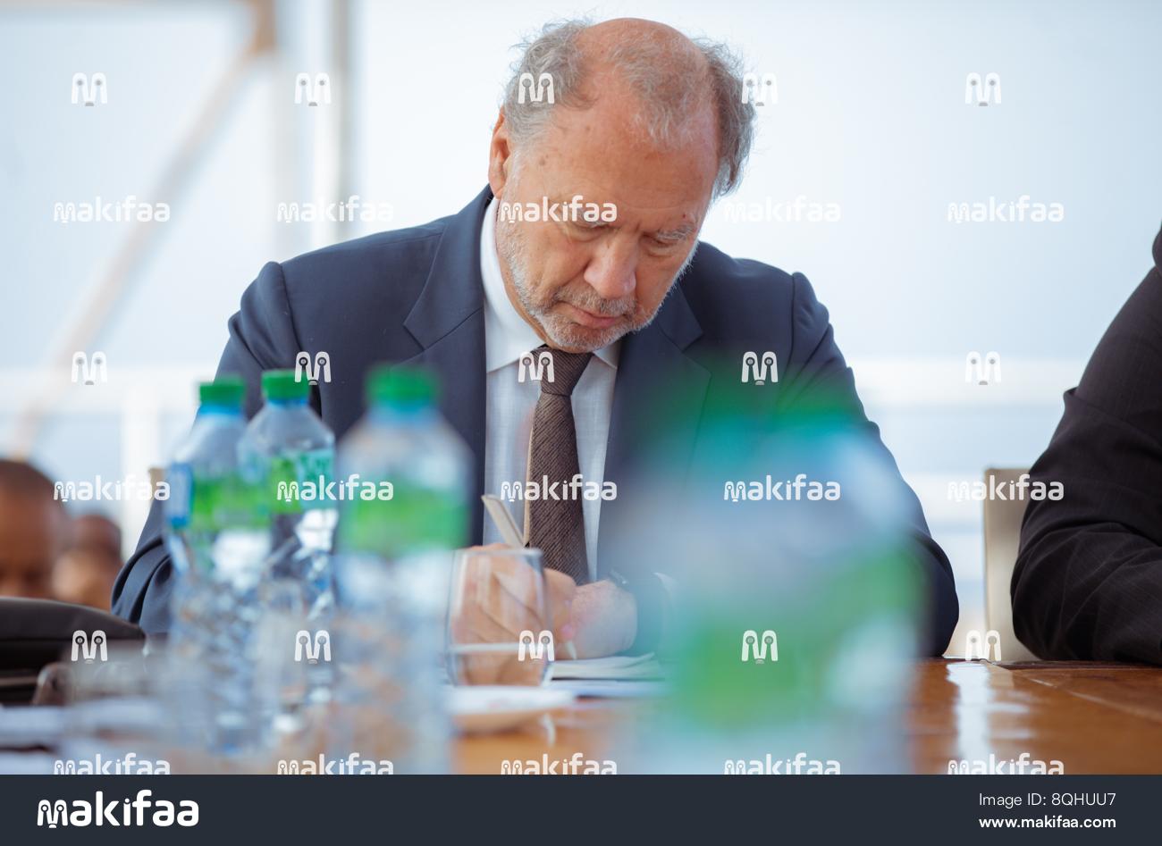 Assinatura de acordo entre executivos profissionais 