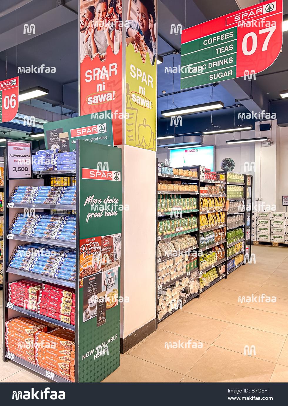 Un supermercado lleno de chocolates y bebidas.  