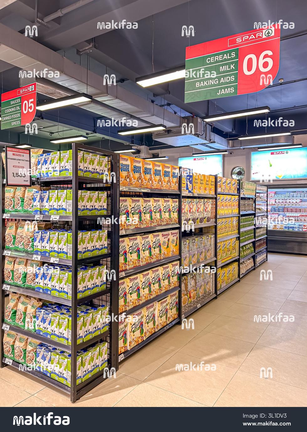 Una colorida sección de supermercado de leche, cereales y mermeladas.