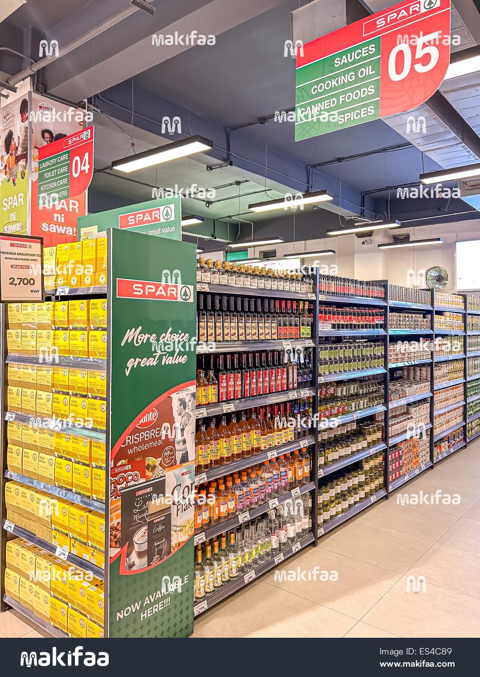 Una sección colorida de especias, conservas y comida para cocinar en el supermercado.