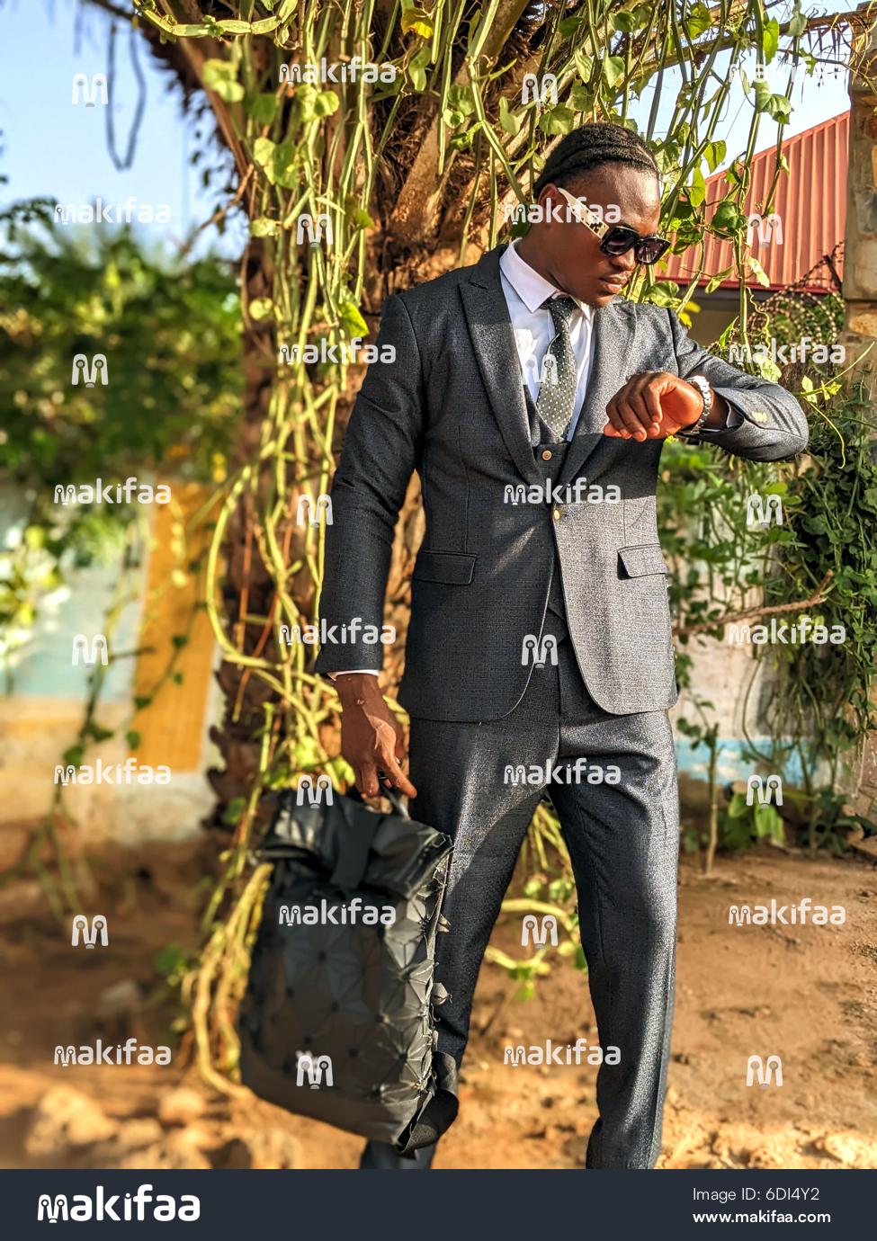 Jovem de terno olhando para o relógio