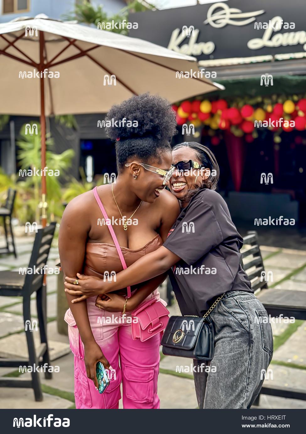 Wanawake wawili wenye furaha