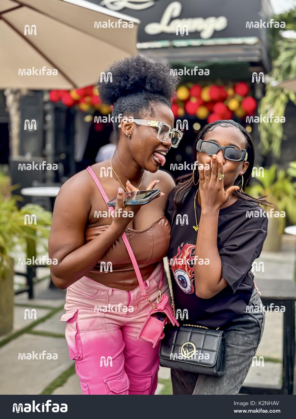 Wanawake wawili wenye furaha wa Kiafrika