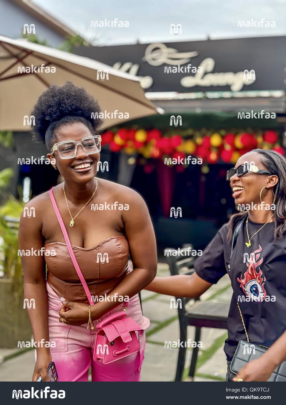 Wanawake wawili vijana katika roho nzuri