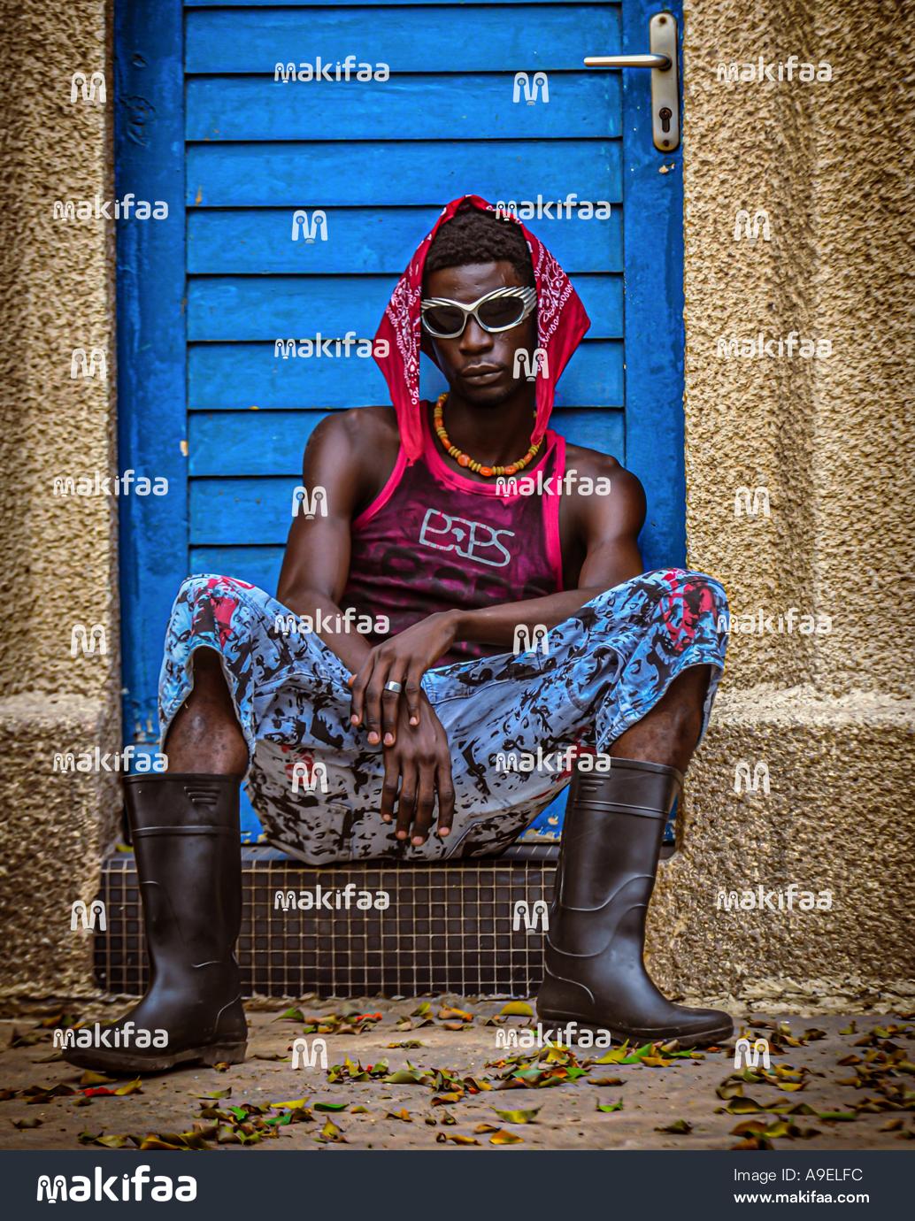 Portrait stylé d'un jeune homme assis dans un style swag