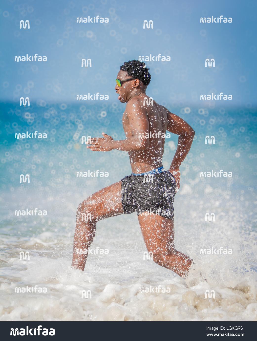 Joven entrenando en la playa 