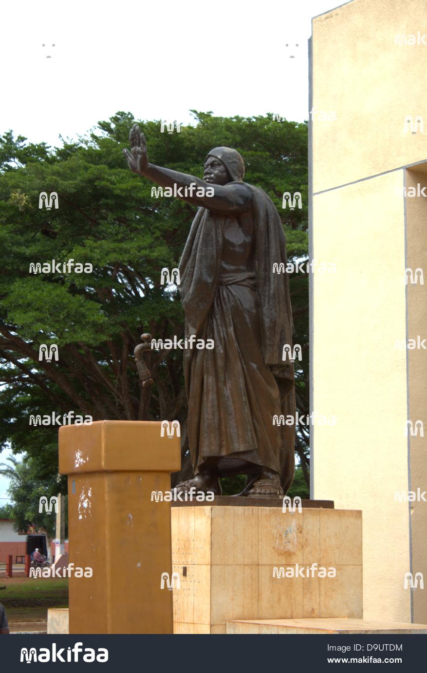 Béhanzin Statue de chef africain saluant, vue latérale