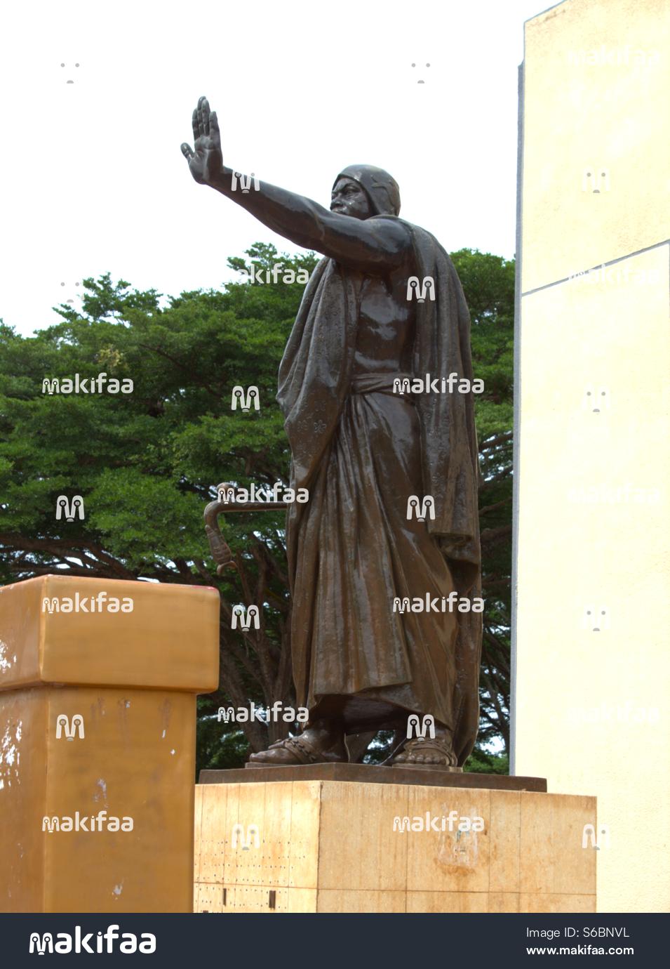 Béhanzin Statue monumentale d’un leader africain levant la main en signe d’autorité