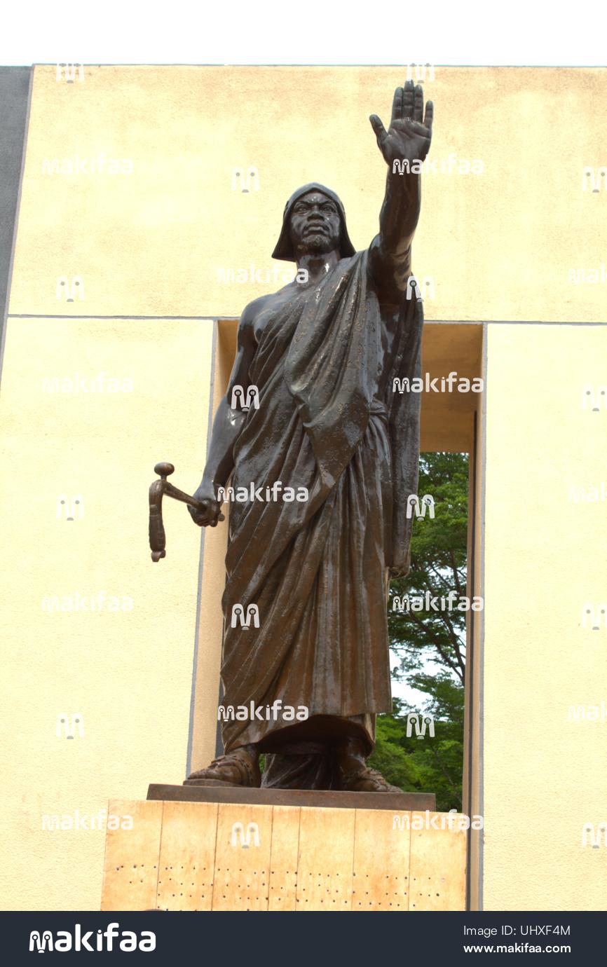 Behanzin Statue monumentale d’un leader africain levant la main en signe d’autorité