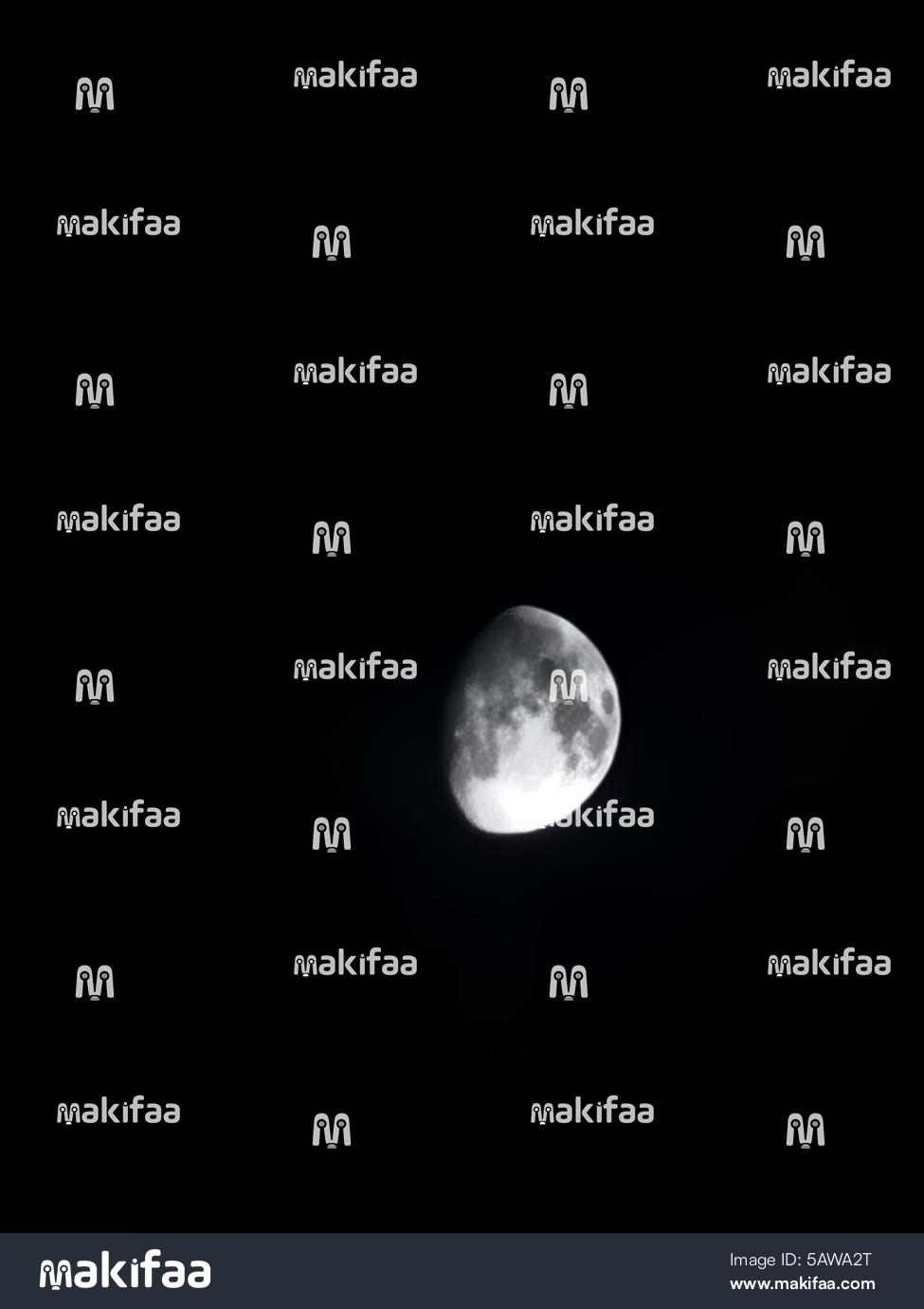 lune brillant sur un ciel nocturne calme