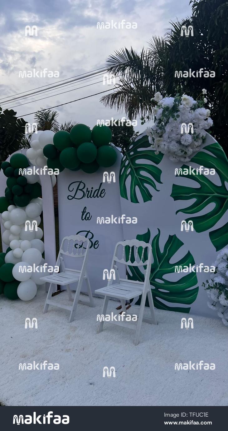 Vue d'un espace décoré pour la célébration d'un mariage 