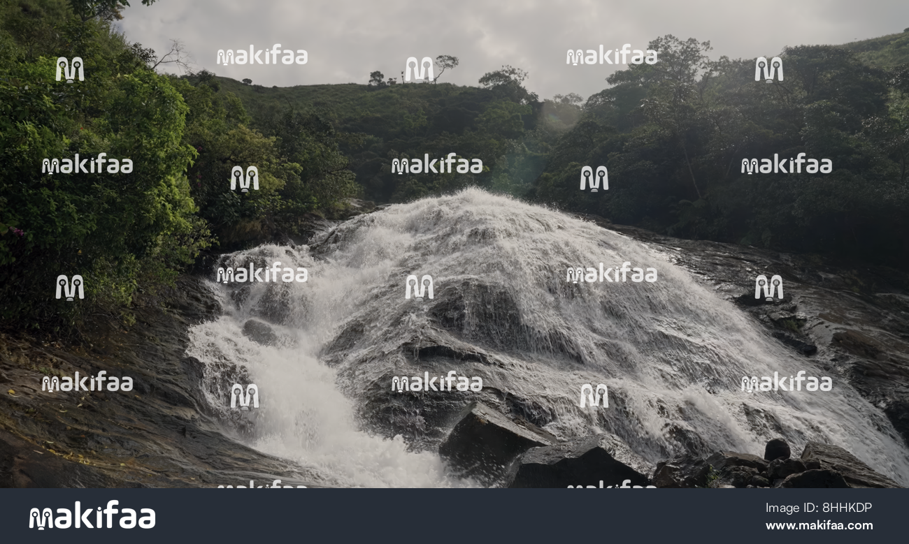 cascadas en un paisaje montañoso