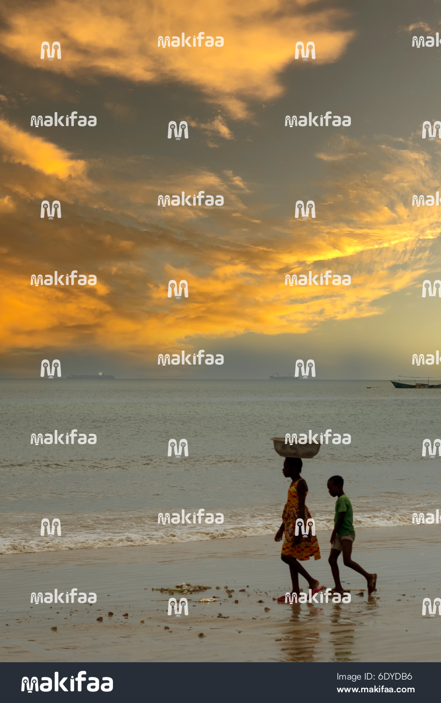 Jua linatua juu ya bahari huko Pointe-Noire