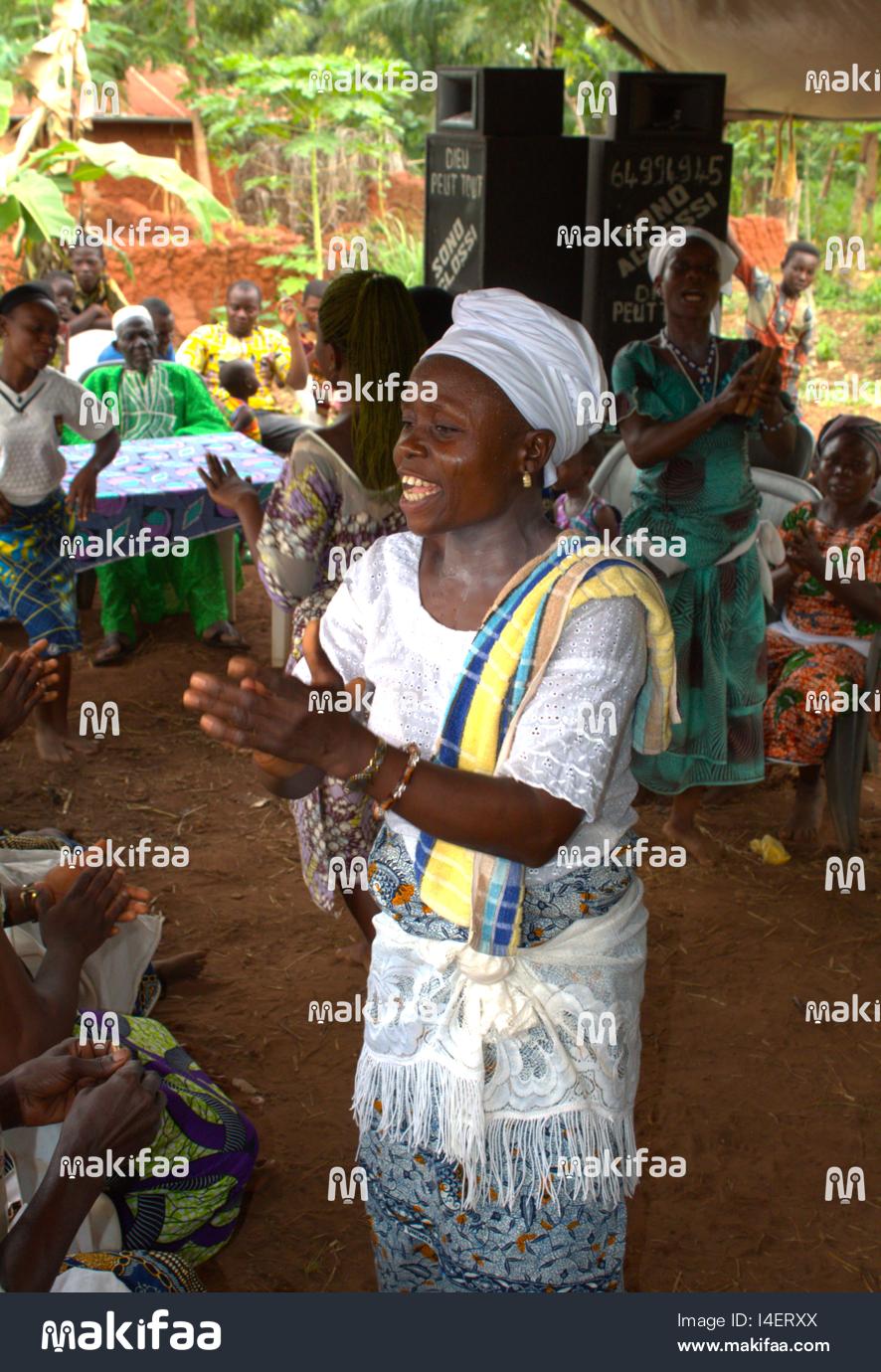 Danse traditionnelle de femmes sous auvent lors d’une fête villageoise
