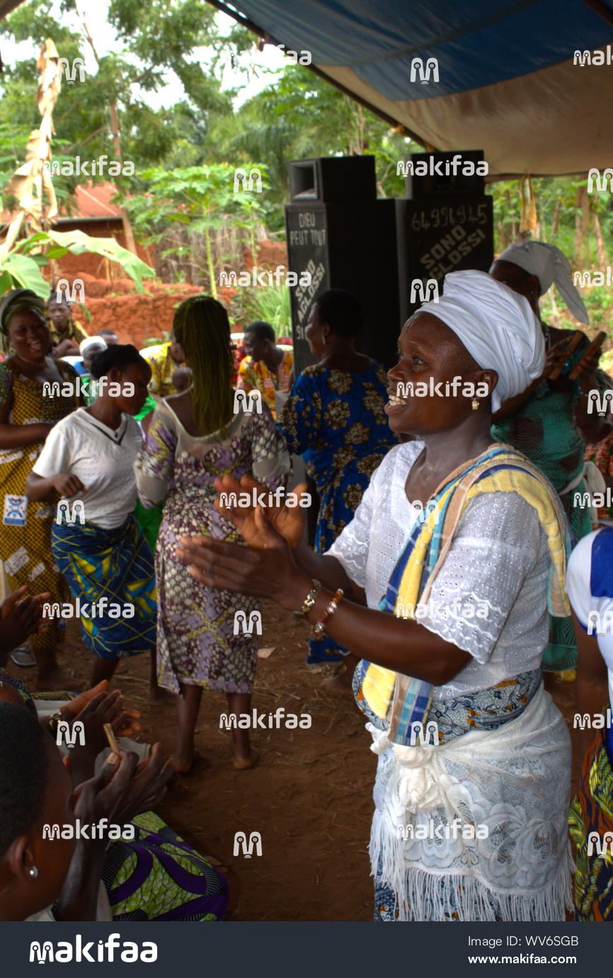 Dança tradicional de mulheres sob um dossel durante um festival na aldeia  