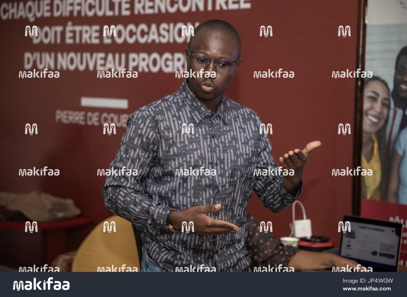 Directeur général DOCSEN en pleine presentation devant un public 