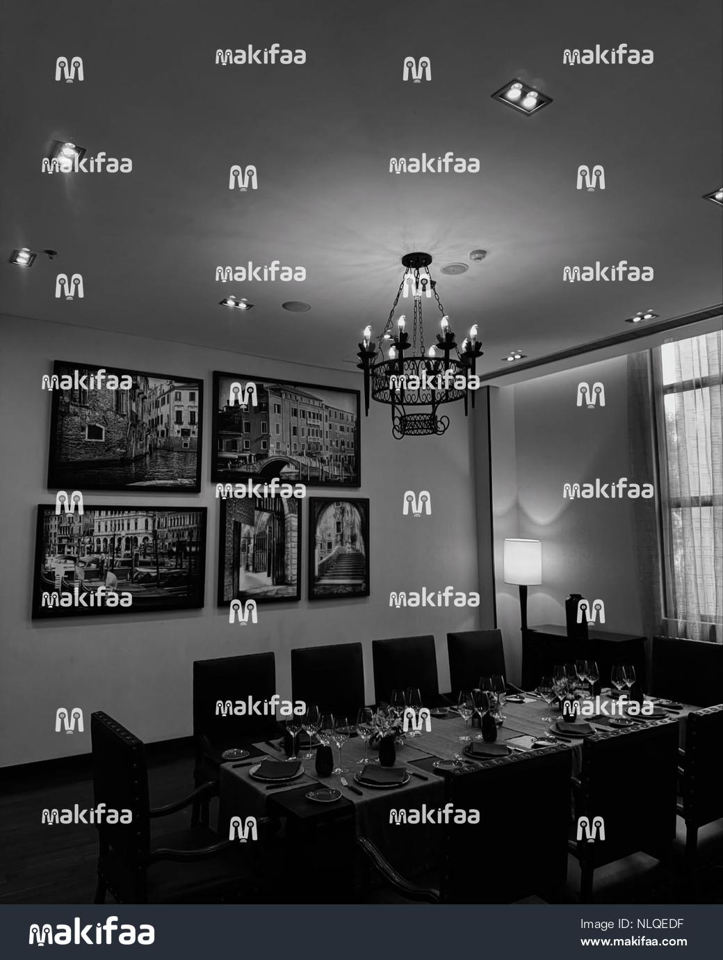 Une salle à manger de luxe bien équipée