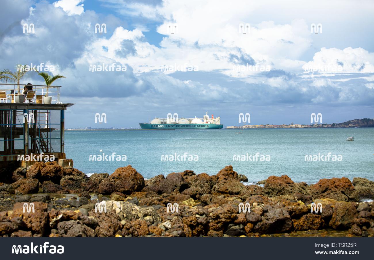 barco grande no meio do mar praia bem equipada 