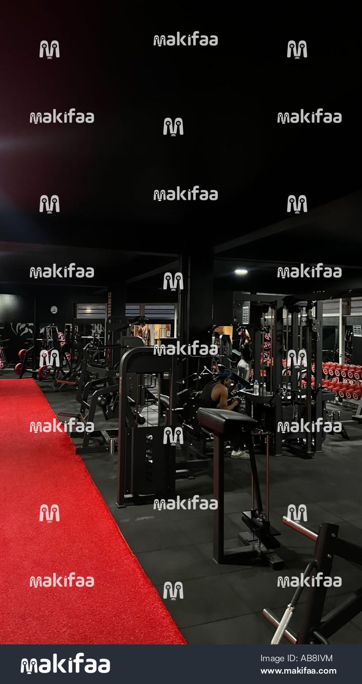  Atletas entrenando en un gimnasio 