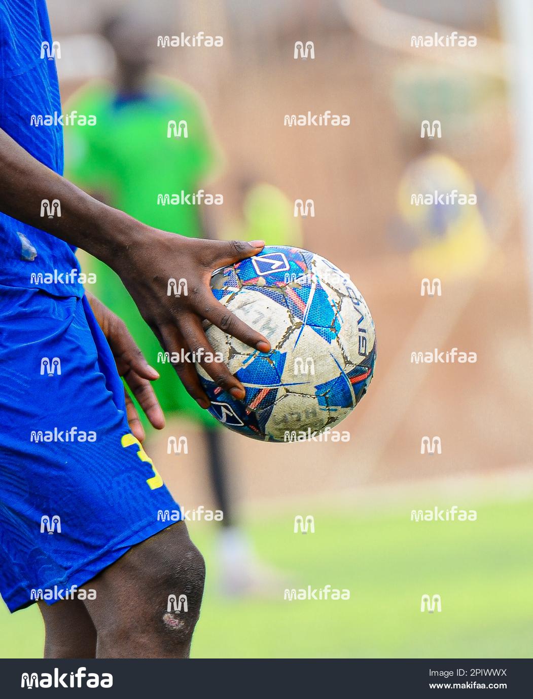 Vue d'une main tenant un ballon de foot