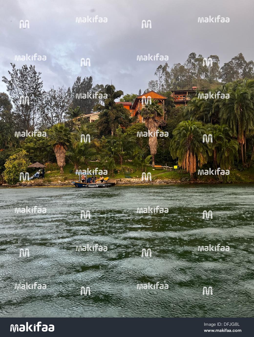 Une maison en bordure du lac kivu entourée de végétation