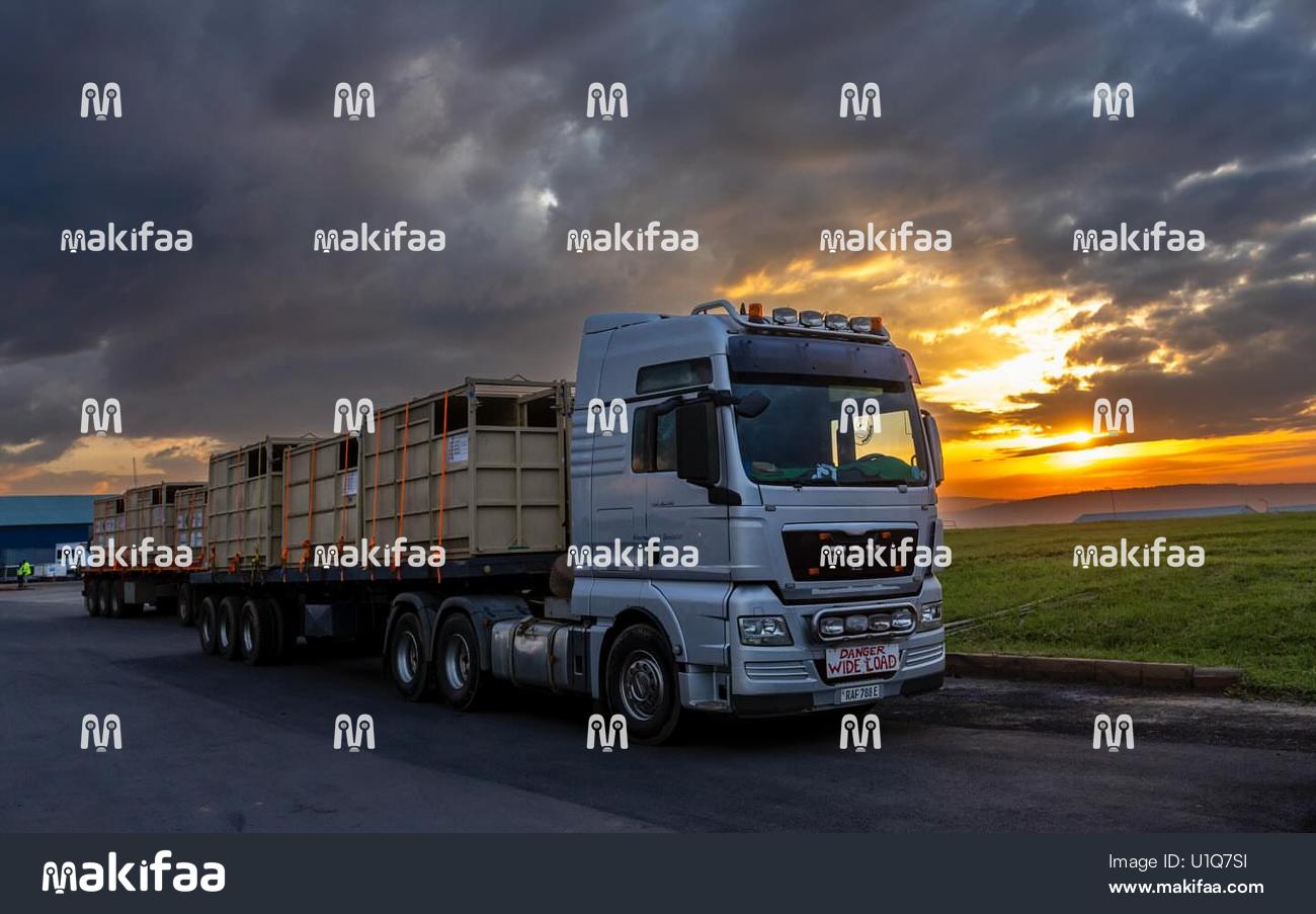 Transporte de contenedores por carretera al atardecer