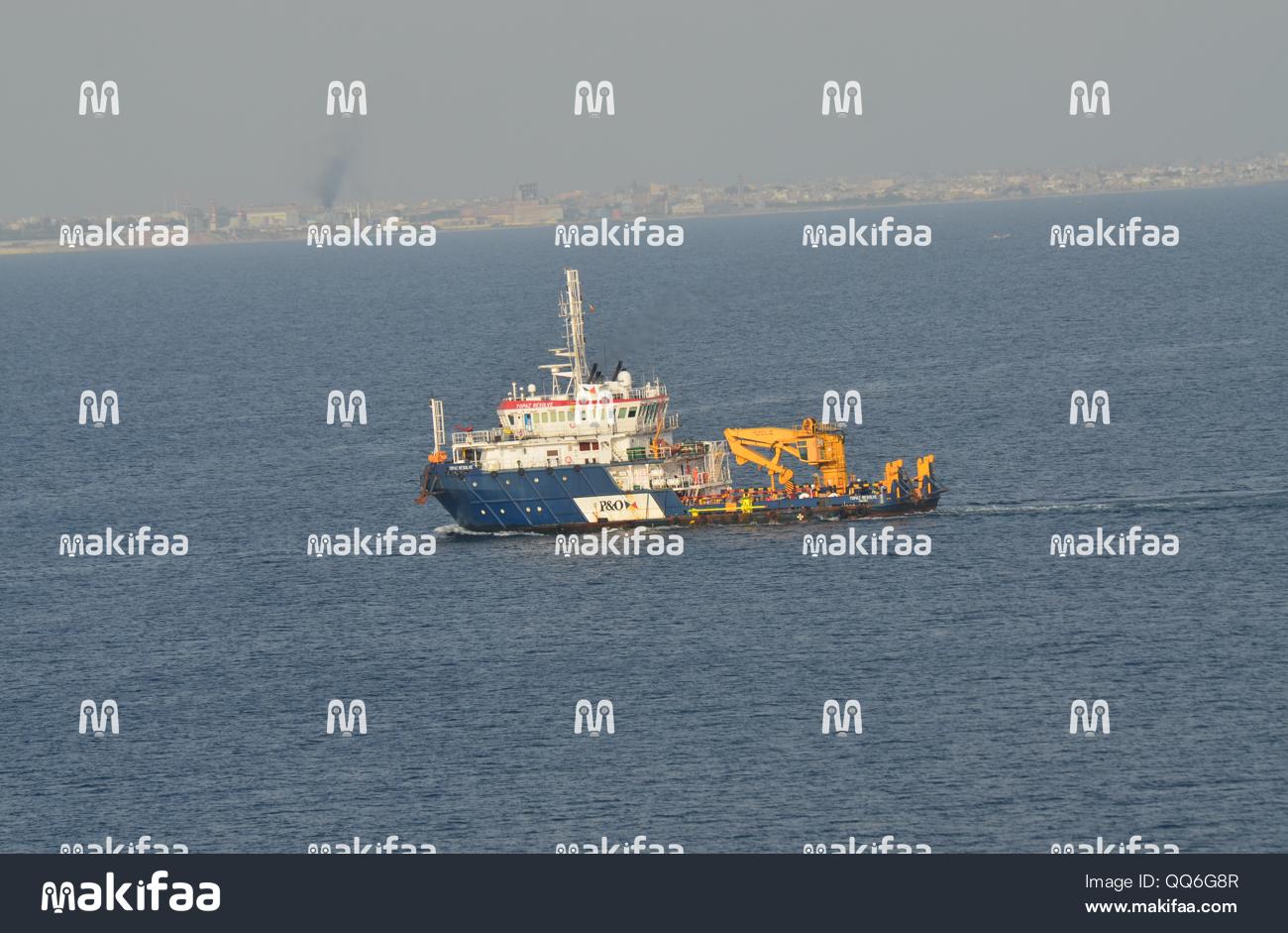 Uma embarcação marítima em pleno mar. 