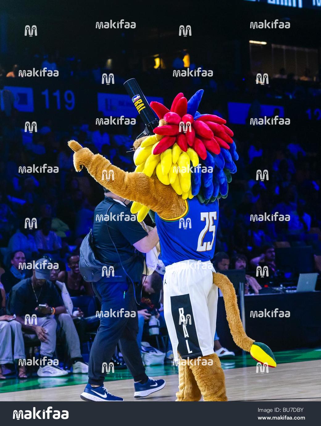 Mwigizaji aliyevaa kinyago cha simba akiburudisha umati wakati wa BAL 2025