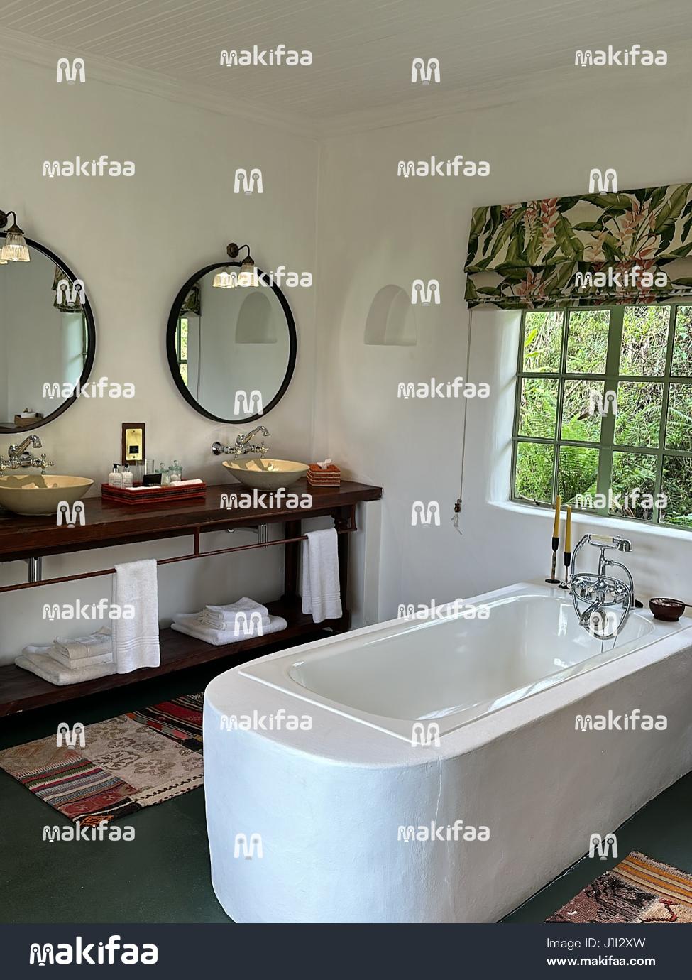 Salle de bain moderne avec tous ses équipements