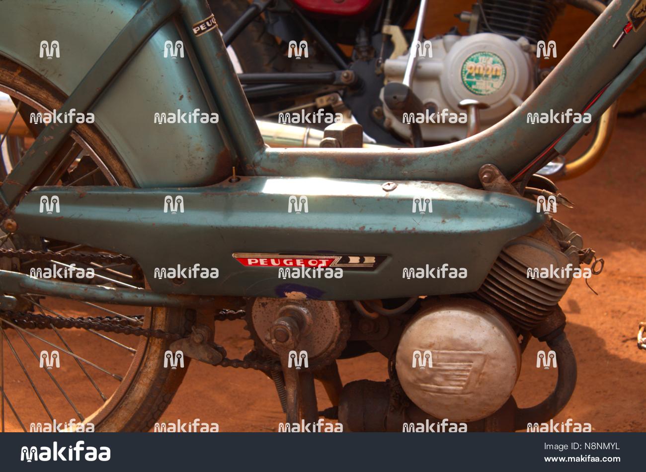 Moto Détail d’un cyclomoteur Peugeot 103 vintage sur sol ocre