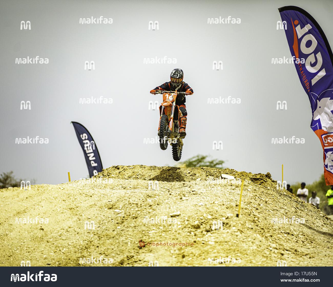 Motocross, pilote et moto en plein saut lors d'un championnat dynamique