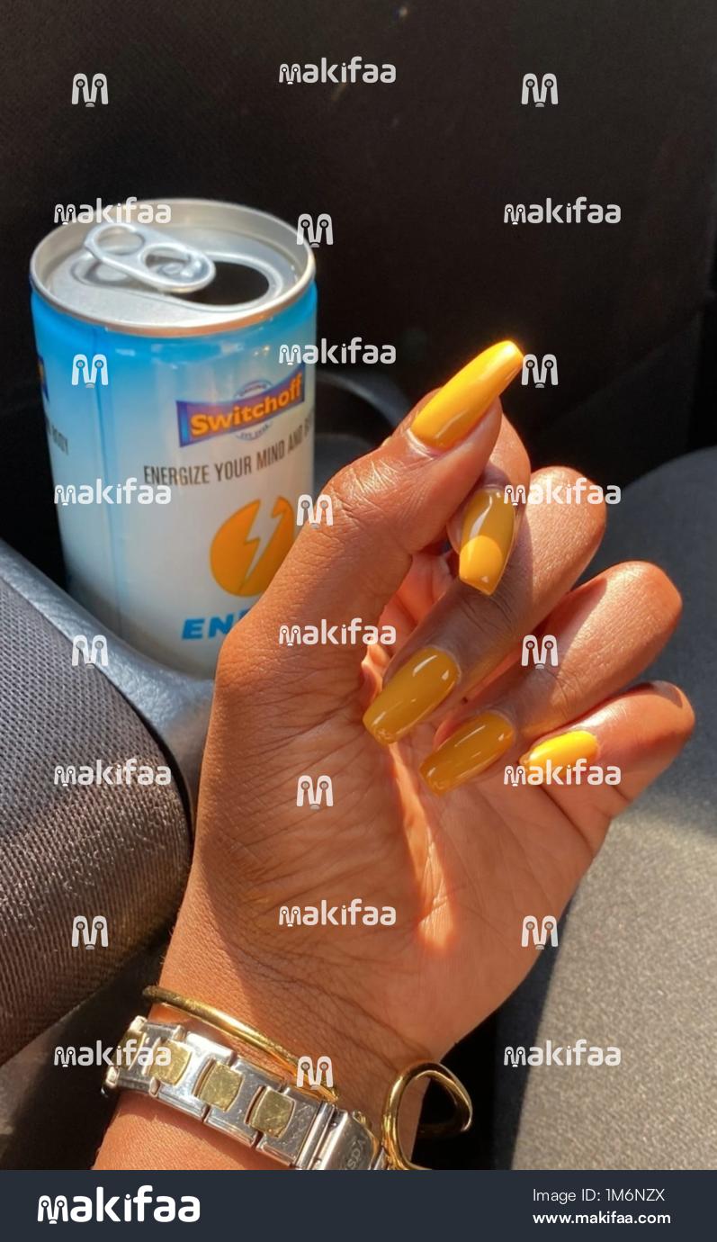 Mkono wa mwanamke karibu na kinywaji cha nishati cha Switchoff