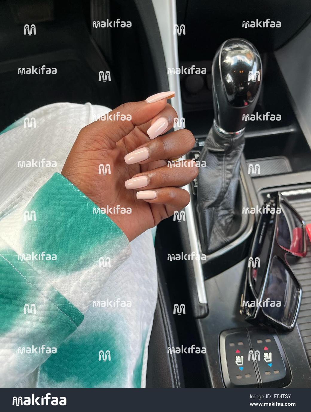 Mkono mzuri na minicure iliyofanywa vizuri 