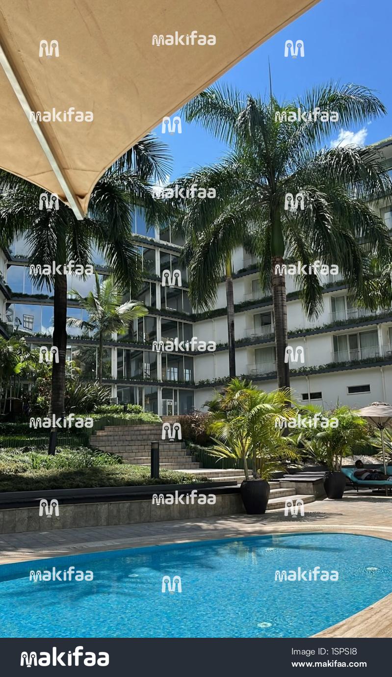 Muonekano wa nje wa hoteli ya Park Inn yenye bwawa la kuogelea