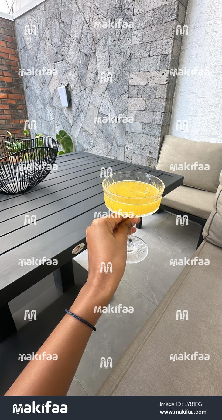 Cocktail à la main, dans un cadre rafraîchissant
