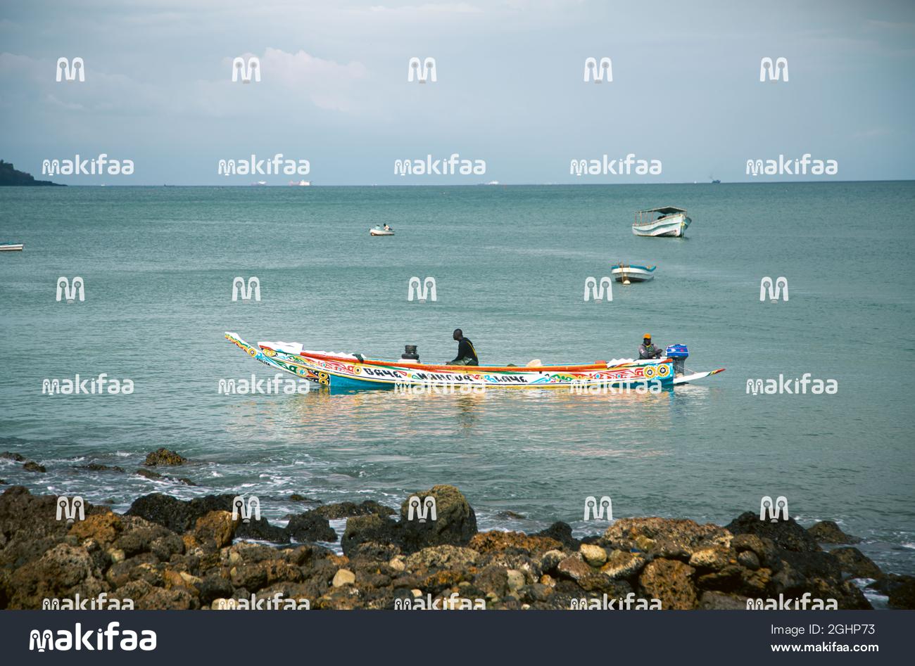 pescador no meio do Mar do Senegal 