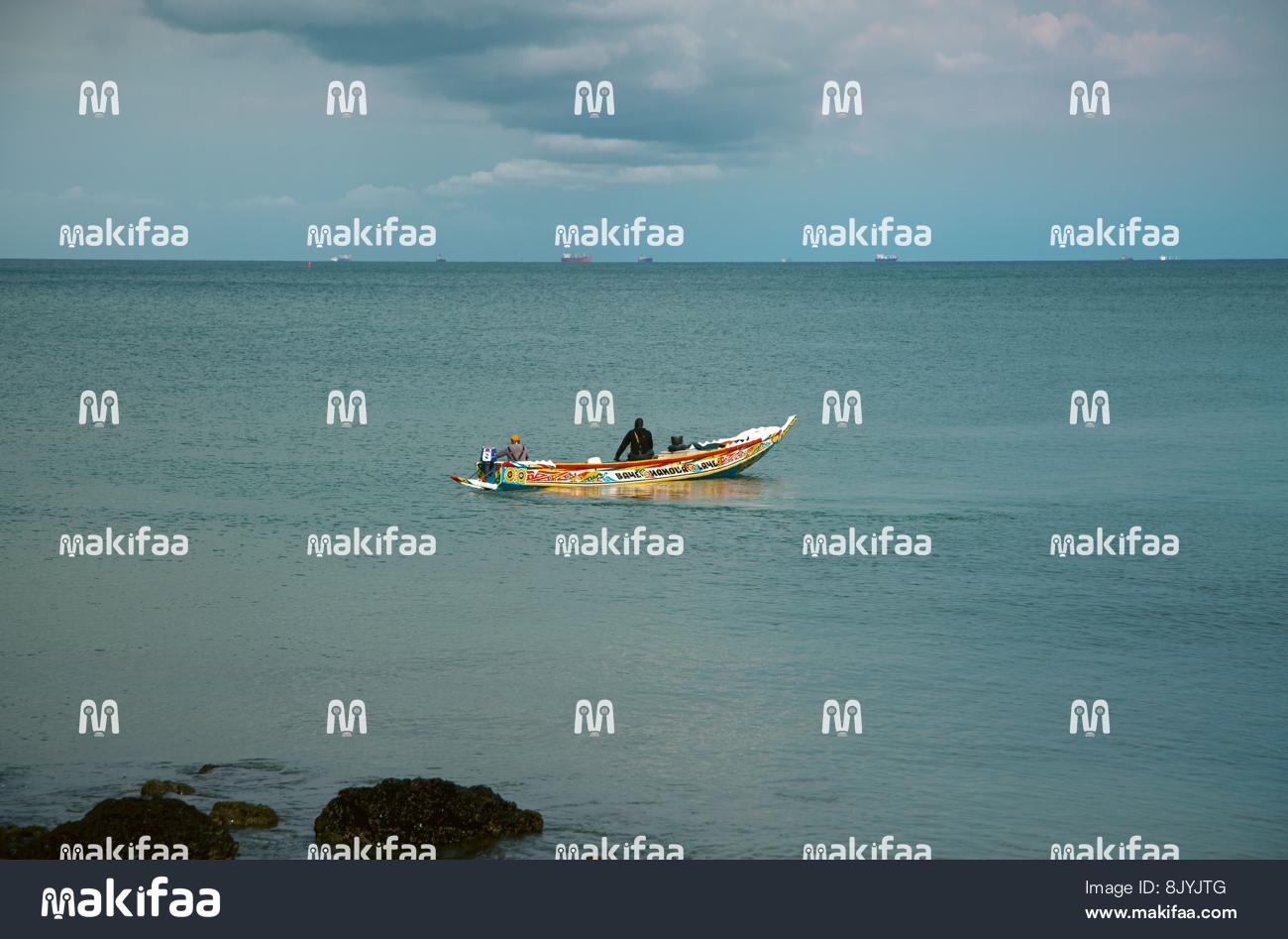 pescador no meio do Mar do Senegal 