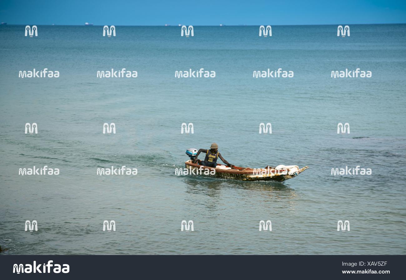 pescador no meio do Mar do Senegal 