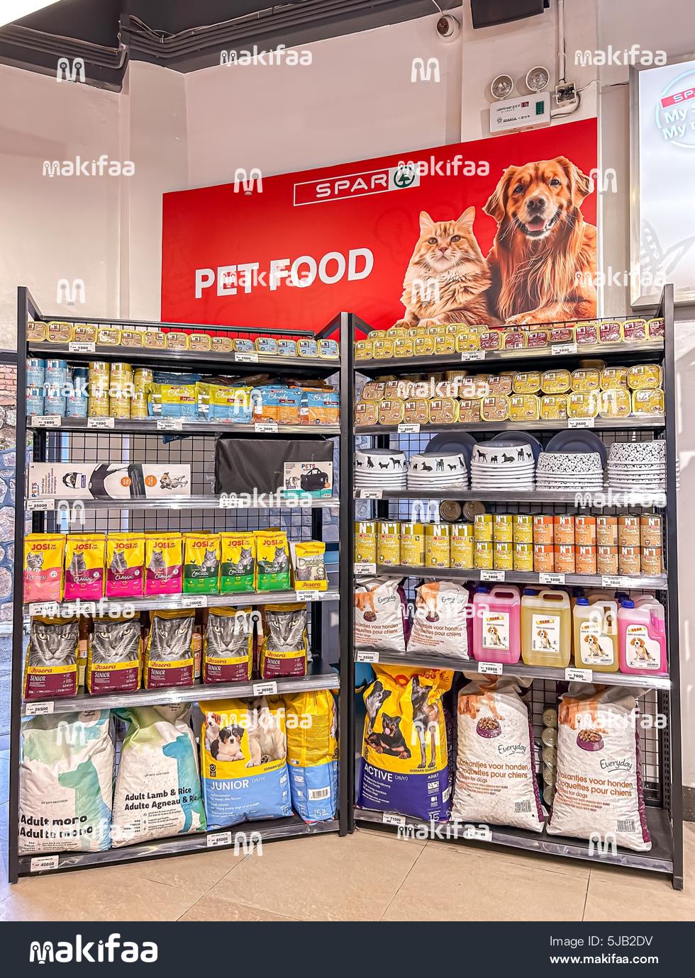 Sección de comida para mascotas en un supermercado 