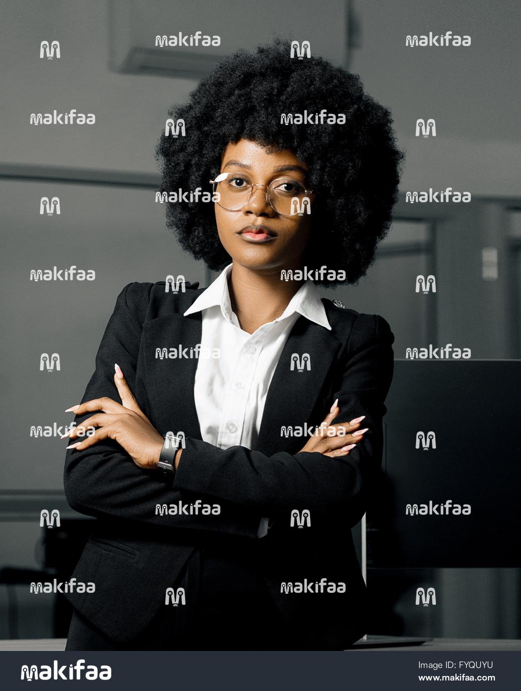 Portrait professionnel femme en veste les bras croisés dans un bureau 