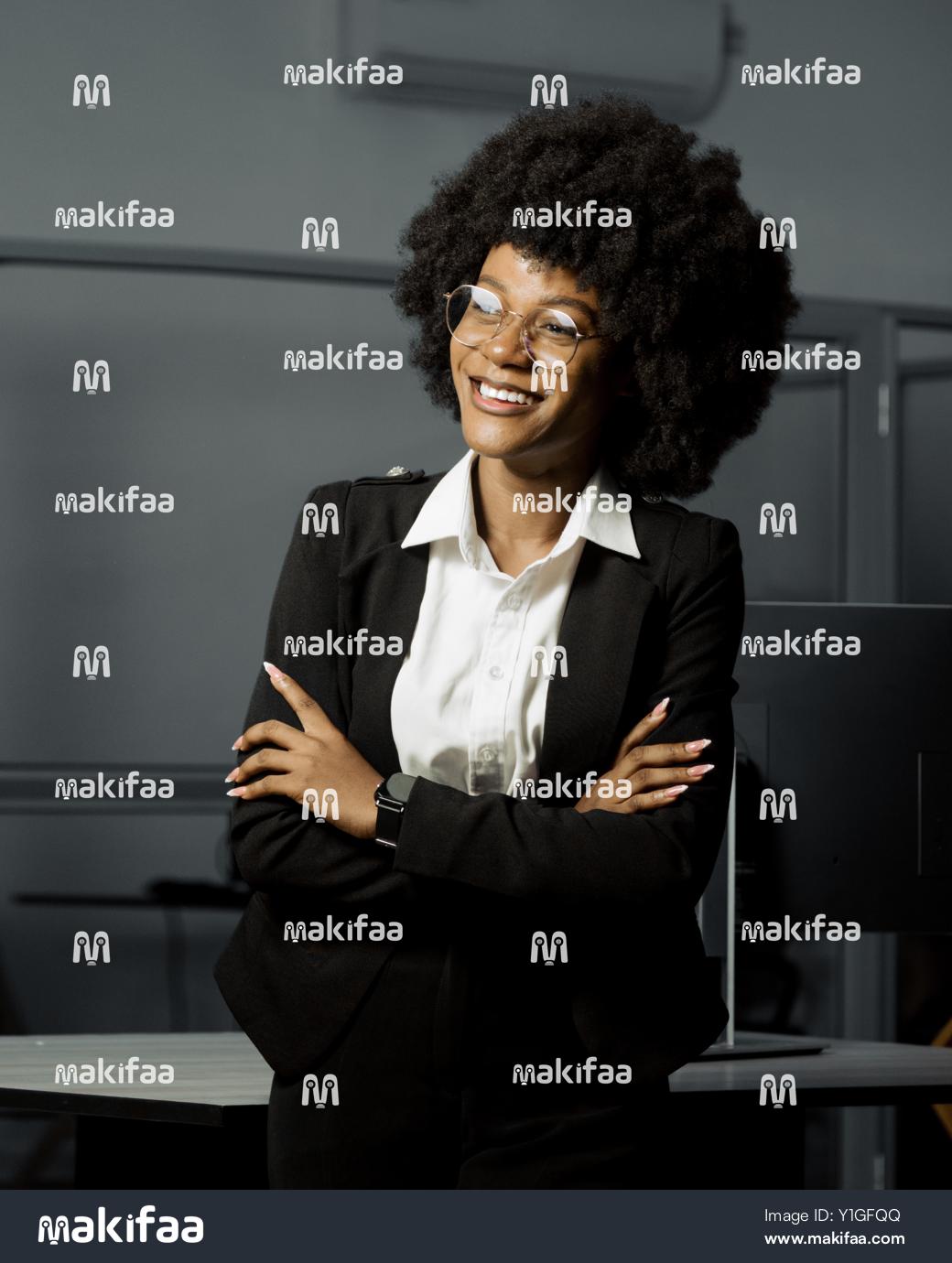 Portrait jeune fille en veste avec un beau sourire 