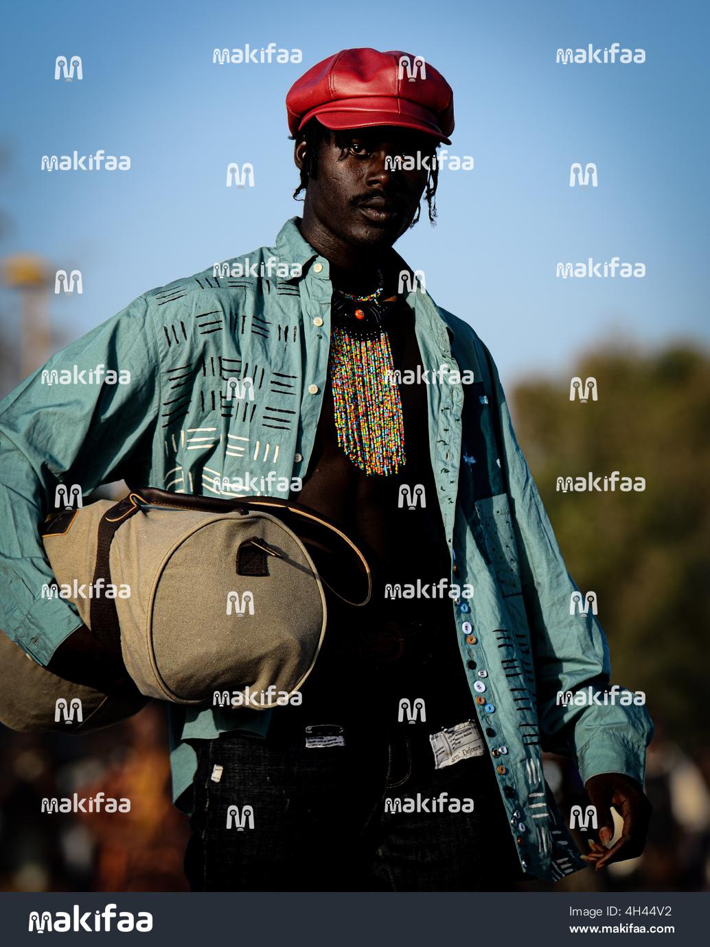 Portrait  stylé d'un jeune homme dans un look décontracté et tendance 
