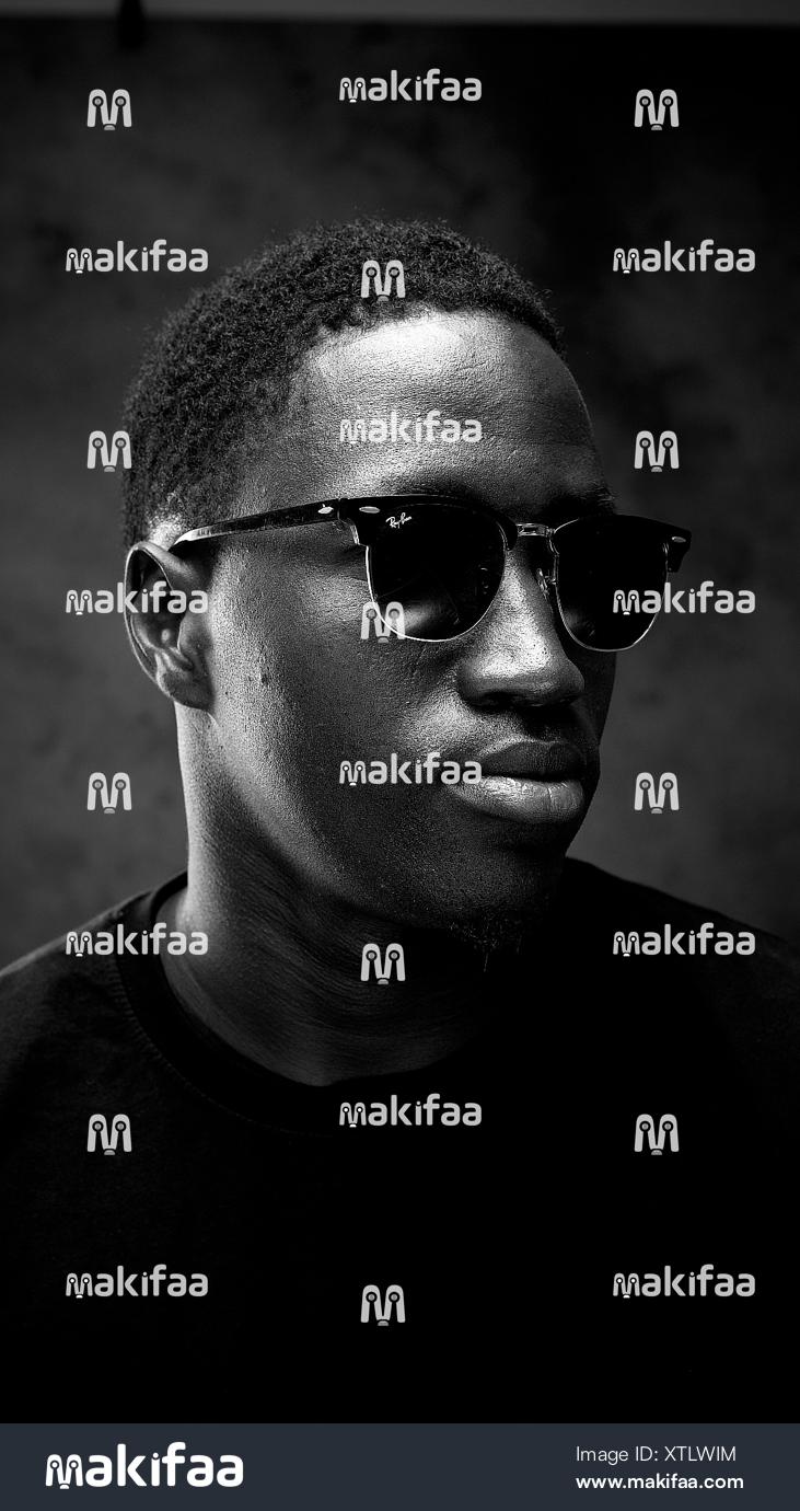 Portrait d'un homme portant des lunettes de soleil