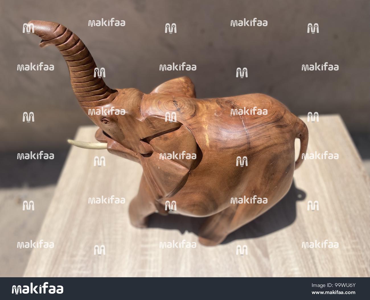 Escultura de madeira de um elefante africano